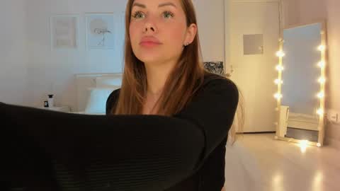 Snapshot of roxy_wet chatting on 04/29/26, 05:30 Roxy follow me online show from 04/29/26, 05:30