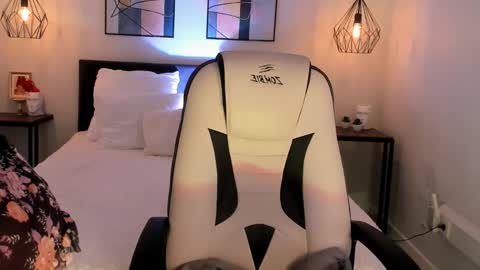 Snapshot of roxy_wet chatting on 05/20/26, 12:44 Roxy follow me online show from 05/20/26, 12:44