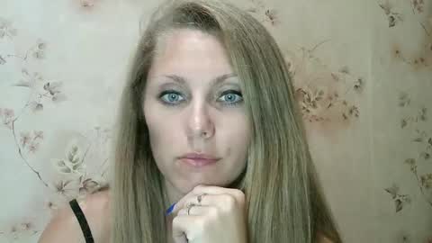 Snapshot of roxyfox18x01 chatting on 09/19/25, 07:47 roxyfox18x01 online show from 09/19/25, 07:47