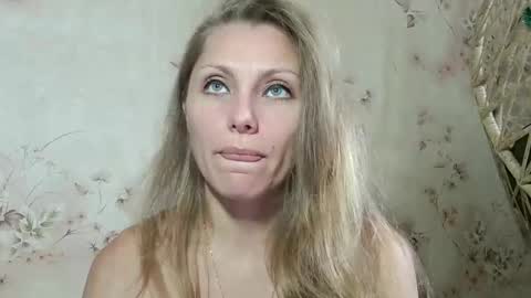 Snapshot of roxyfox18x01 chatting on 10/13/25, 06:46 roxyfox18x01 online show from 10/13/25, 06:46