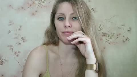 Snapshot of roxyfox18x01 chatting on 12/14/25, 08:52 roxyfox18x01 online show from 12/14/25, 08:52