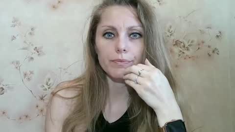 Snapshot of roxyfox18x01 chatting on 04/17/26, 07:00 roxyfox18x01 online show from 04/17/26, 07:00
