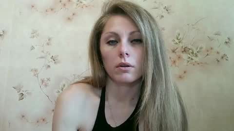 Snapshot of roxyfox18x01 chatting on 04/30/26, 07:58 roxyfox18x01 online show from 04/30/26, 07:58