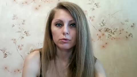 Snapshot of roxyfox18x01 chatting on 05/04/26, 07:48 roxyfox18x01 online show from 05/04/26, 07:48