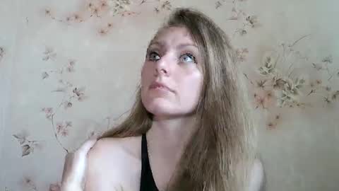 Snapshot of roxyfox18x01 chatting on 05/15/26, 06:42 roxyfox18x01 online show from 05/15/26, 06:42