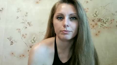 Snapshot of roxyfox18x01 chatting on 05/22/26, 07:59 roxyfox18x01 online show from 05/22/26, 07:59
