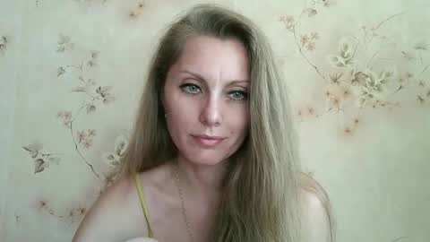Snapshot of roxyfox18x01 chatting on 05/23/26, 01:48 roxyfox18x01 online show from 05/23/26, 01:48