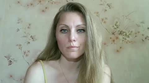 Snapshot of roxyfox18x01 chatting on 05/24/26, 01:05 roxyfox18x01 online show from 05/24/26, 01:05