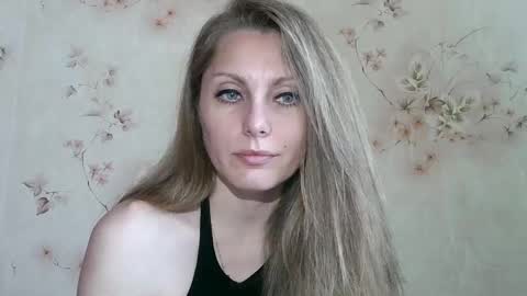 Snapshot of roxyfox18x01 chatting on 05/25/26, 06:19 roxyfox18x01 online show from 05/25/26, 06:19