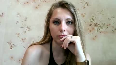 Snapshot of roxyfox18x01 chatting on 06/05/26, 07:25 roxyfox18x01 online show from 06/05/26, 07:25