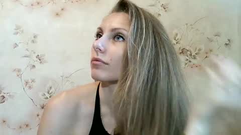 Snapshot of roxyfox18x01 chatting on 06/11/26, 07:28 roxyfox18x01 online show from 06/11/26, 07:28