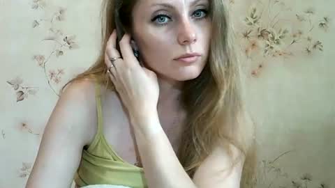 Snapshot of roxyfox18x01 chatting on 06/13/26, 09:29 roxyfox18x01 online show from 06/13/26, 09:29