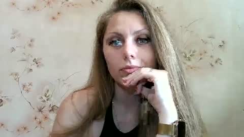 Snapshot of roxyfox18x01 chatting on 06/15/26, 07:21 roxyfox18x01 online show from 06/15/26, 07:21