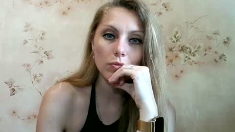 Snapshot of roxyfox18x01 chatting on 06/16/26, 08:06 roxyfox18x01 online show from 06/16/26, 08:06