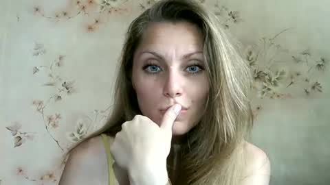 Snapshot of roxyfox18x01 chatting on 06/20/26, 09:23 roxyfox18x01 online show from 06/20/26, 09:23