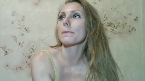 Snapshot of roxyfox18x01 chatting on 07/07/26, 08:13 roxyfox18x01 online show from 07/07/26, 08:13