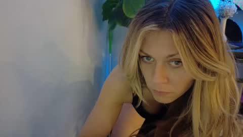 Roxy Nyes online show from 05/25/26, 08:09