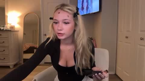 Snapshot of roxyrain2736 chatting on 03/29/26, 12:10 Roxy Rain online show from 03/29/26, 12:10