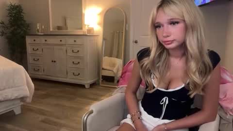 Snapshot of roxyrain2736 chatting on 04/15/26, 01:34 Roxy Rain online show from 04/15/26, 01:34