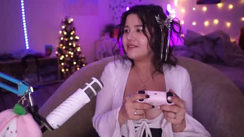 Snapshot of roxysuh chatting on 12/13/24, 06:21 roxysuh online show from 12/13/24, 06:21