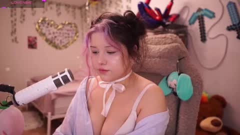 Snapshot of roxysuh chatting on 11/23/25, 07:30 roxysuh online show from 11/23/25, 07:30