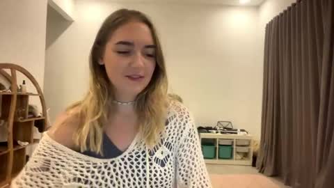 Snapshot of roxysweetdream chatting on 03/17/26, 08:23 Roxy online show from 03/17/26, 08:23