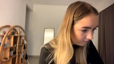 Snapshot of roxysweetdream chatting on 03/19/26, 10:58 Roxy online show from 03/19/26, 10:58