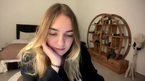 Snapshot of roxysweetdream chatting on 03/27/26, 07:24 Roxy online show from 03/27/26, 07:24