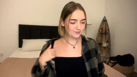 Snapshot of roxysweetdream chatting on 04/01/26, 01:34 Roxy online show from 04/01/26, 01:34