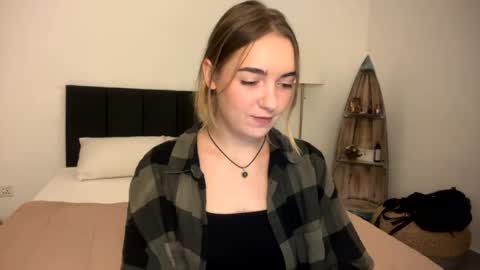 Snapshot of roxysweetdream chatting on 04/01/26, 01:41 Roxy online show from 04/01/26, 01:41