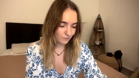 Snapshot of roxysweetdream chatting on 04/08/26, 01:33 Roxy online show from 04/08/26, 01:33