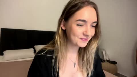 Snapshot of roxysweetdream chatting on 04/17/26, 01:36 Roxy online show from 04/17/26, 01:36