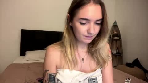 Snapshot of roxysweetdream chatting on 04/19/26, 06:10 Roxy online show from 04/19/26, 06:10