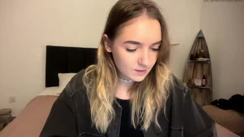 Snapshot of roxysweetdream chatting on 04/21/26, 01:28 Roxy online show from 04/21/26, 01:28