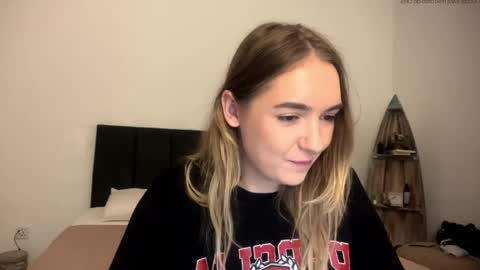 Snapshot of roxysweetdream chatting on 04/23/26, 01:35 Roxy online show from 04/23/26, 01:35