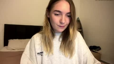 Snapshot of roxysweetdream chatting on 04/28/26, 01:49 Roxy online show from 04/28/26, 01:49