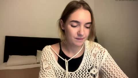 Snapshot of roxysweetdream chatting on 04/29/26, 01:48 Roxy online show from 04/29/26, 01:48
