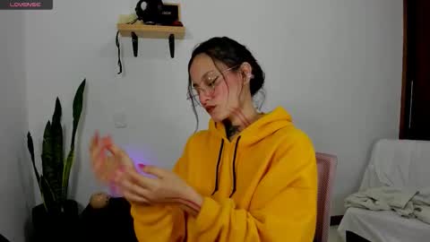 Snapshot of roxyvenom chatting on 10/21/25, 02:12 roxy online show from 10/21/25, 02:12