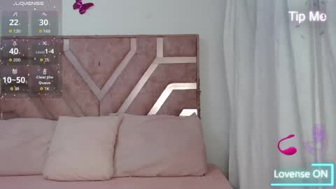 Snapshot of roxyy_fox chatting on 06/19/26, 03:00 Roxy online show from 06/19/26, 03:00