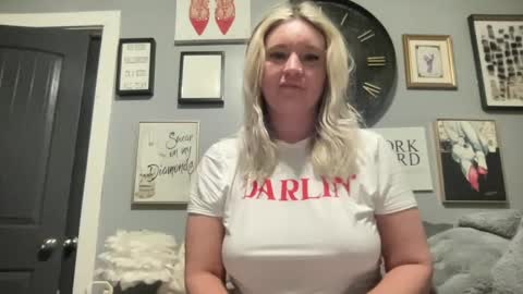 Snapshot of royalblonde chatting on 01/06/25, 01:41 royalblonde online show from 01/06/25, 01:41