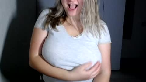 Snapshot of royalboobs chatting on 12/09/24, 09:37 Cameron online show from 12/09/24, 09:37