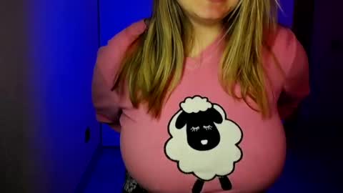 Snapshot of royalboobs chatting on 02/09/25, 10:20 Cameron online show from 02/09/25, 10:20