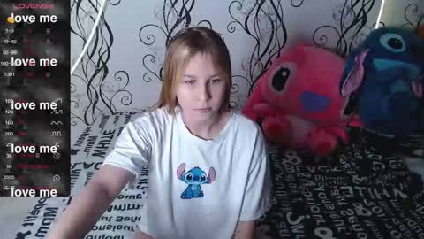 Snapshot of royangela chatting on 10/22/25, 01:11 angela online show from 10/22/25, 01:11