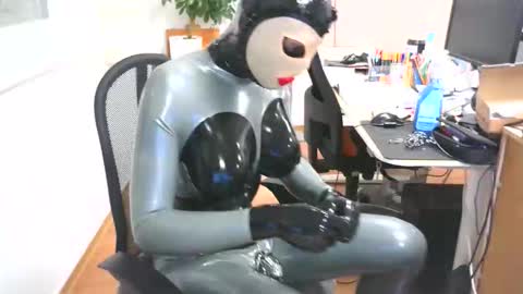 Snapshot of rubberdollts chatting on 11/05/25, 07:47 rubberdollts online show from 11/05/25, 07:47