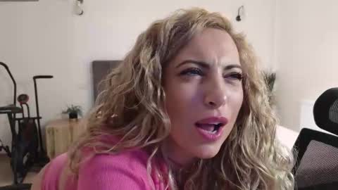 Snapshot of ruby_fit chatting on 11/30/25, 02:15 Ruby online show from 11/30/25, 02:15