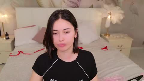 Snapshot of ruby_leeee chatting on 04/19/26, 06:10 Luuna online show from 04/19/26, 06:10