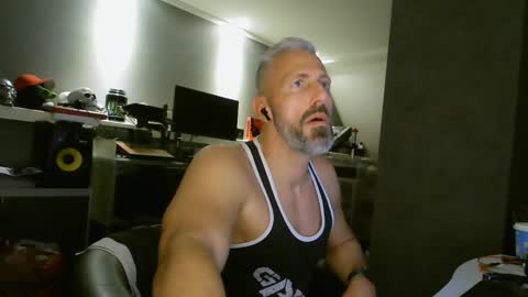 Snapshot of ruffi77 chatting on 12/31/24, 09:17 Chico que rico Caliente online show from 12/31/24, 09:17