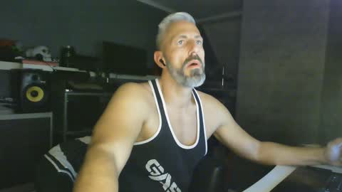 Snapshot of ruffi77 chatting on 01/18/25, 11:55 Chico que rico Caliente online show from 01/18/25, 11:55
