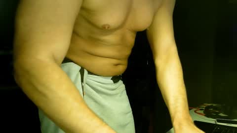 Snapshot of ruffi77 chatting on 02/13/25, 02:01 Chico que rico Caliente online show from 02/13/25, 02:01