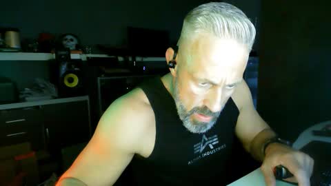 Snapshot of ruffi77 chatting on 10/11/25, 09:41 Chico que rico Caliente online show from 10/11/25, 09:41